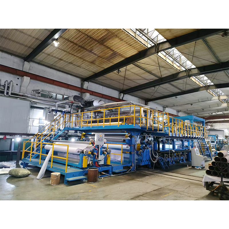 How should the feeding mechanism of a four-layer light box cloth laminating machine be designed to prevent the material from wrinkling?